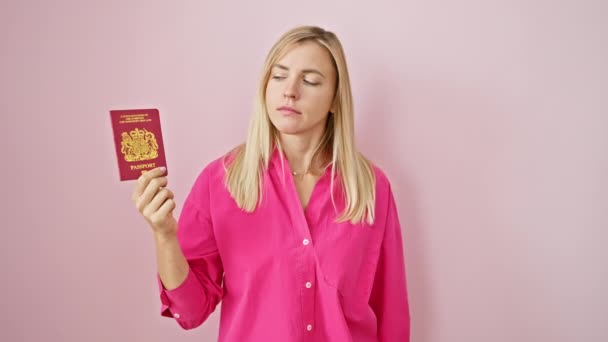 沮丧的金发碧眼的年轻人在北部岛屿的护照问题上弄丢了护照 在孤零零的粉红墙上怒吼着 怒吼着 — 图库视频影像
