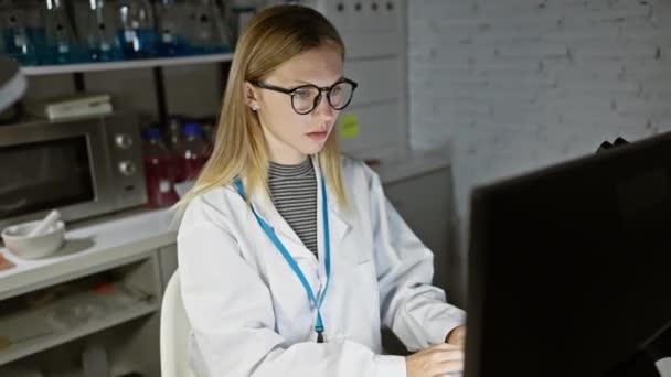 Blondýnka Žena Vědec Analyzuje Data Počítači Laboratoři — Stock video