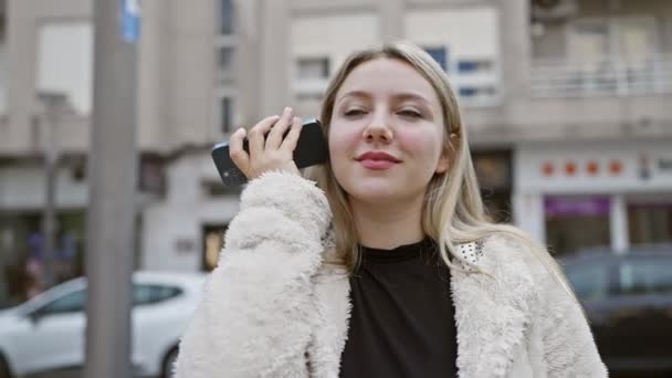 Una Mujer Rubia Habla Por Teléfono Casualmente Vestida Con Una — Vídeos de Stock