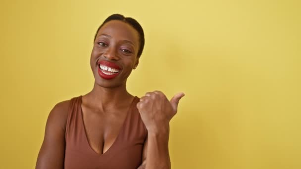 Femme Afro Américaine Joyeuse Debout Toute Confiance Pointant Joyeusement Vers — Video