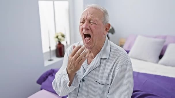 Измученный Пожилой Человек Пижаме Сидит Спальне Устало Зевает Закрывает Рот — стоковое видео