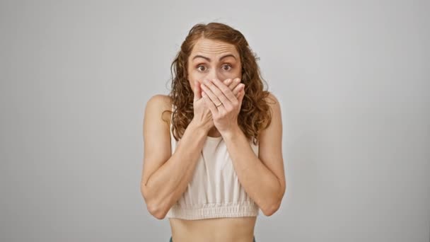 Schockierte Junge Frau Bedeckt Mund Mit Händen Ein Heimlicher Fehler — Stockvideo