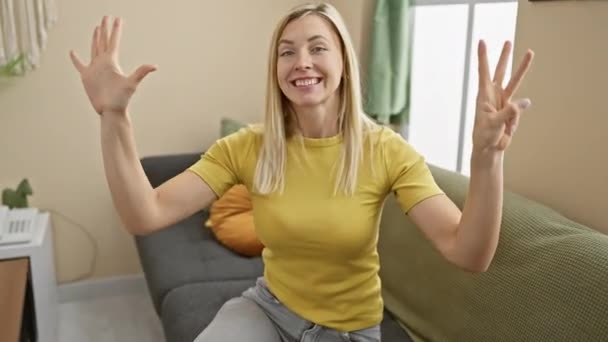Сяюча Молода Блондинка Радісно Піднімає Вісім Пальців Впевнений Щасливий Вираз — стокове відео