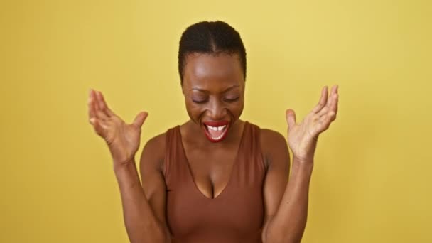 Emozionata Donna Afroamericana Impazzita Gioia Braccia Alzate Celebrare Suo Folle — Video Stock