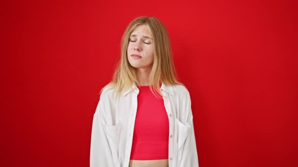 Une Jeune Femme Blonde Aux Yeux Bleus Pose Devant Mur — Video