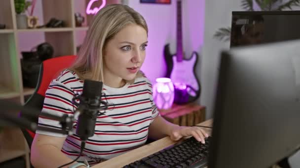 Blonde Streamer Chick Perplexed Look Eyes Wide Disbelief Computer Skeptical — Stock Video