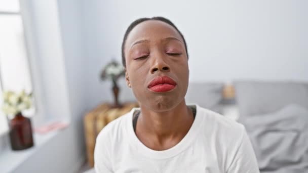 Uitgeputte Afro Amerikaanse Vrouw Wordt Traag Wakker Liggend Bed Met — Stockvideo