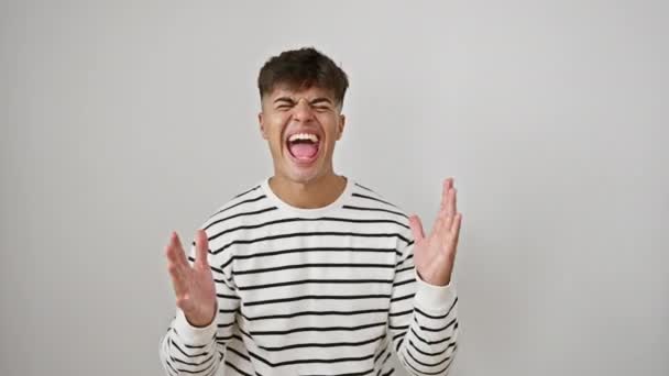 Rozpáraná Šílená Oslava Vzrušeným Mladým Hispánským Mužem Pruhované Košili Divoký — Stock video