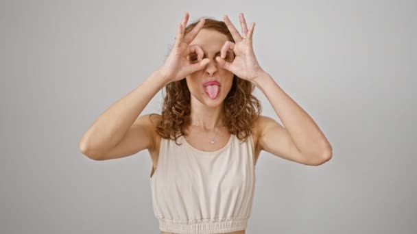 Mujer Joven Descarada Saca Lengua Haciendo Prismáticos Con Los Dedos — Vídeo de stock