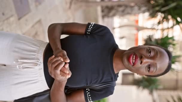 Mujer Afroamericana Confiada Sonriendo Alegremente Hablando Expresivamente Calle Ciudad Mostrando — Vídeo de stock