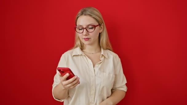 Neşeli Genç Sarışın Kadın Başparmağıyla Işaret Ediyor Kırmızı Duvarın Üzerinde — Stok video