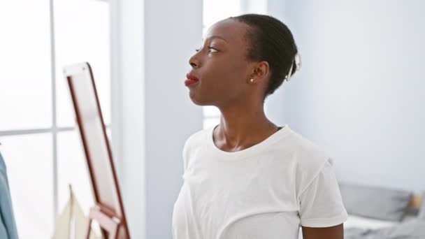 Mujer Afroamericana Aspecto Serio Que Relaja Cama Una Expresión Simple — Vídeos de Stock