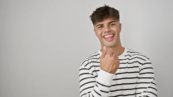 Веселый Молодой Латиноамериканец Полосах Указывающий Боком Поднятыми Пальцами Выглядеть Счастливым — стоковое видео