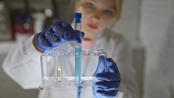 Gerichte Vrouwelijke Wetenschapper Het Uitvoeren Van Onderzoek Een Laboratorium Met — Stockvideo