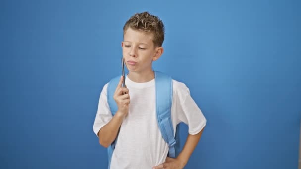 Glada Blond Pojke Student Stående Isolerad Blå Bakgrund Vilse Tanken — Stockvideo