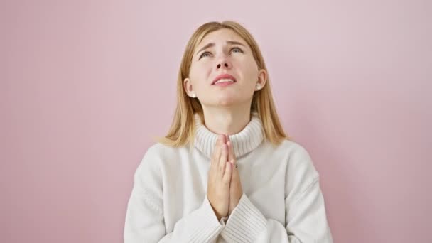 Όμορφη Ξανθιά Κοπέλα Επαιτεία Και Προσεύχεται Ελπιδοφόρα Έκφραση Χέρια Μαζί — Αρχείο Βίντεο