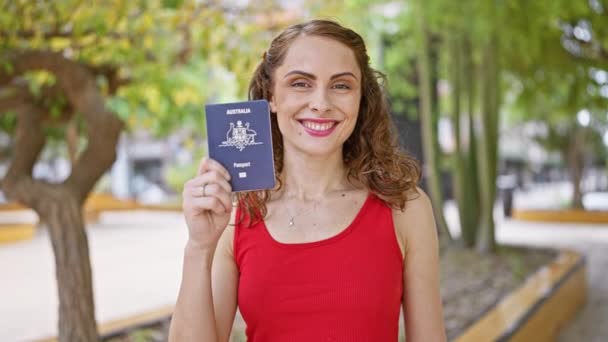 Αυτοπεποίθηση Νεαρή Γυναίκα Χαρούμενα Χαμογελώντας Περήφανα Κρατώντας Αμερικανικό Διαβατήριο Της — Αρχείο Βίντεο