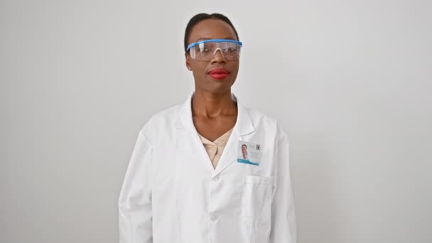 Alegre Mujer Afroamericana Científica Confiada Uniforme Brazos Cruzados Barbilla Descansada — Vídeo de stock