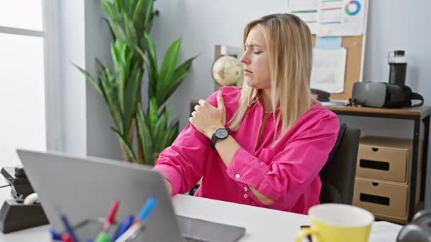 Młoda Blondynka Różowej Koszuli Odczuwa Ból Nadgarstka Podczas Pracy Biurze — Wideo stockowe