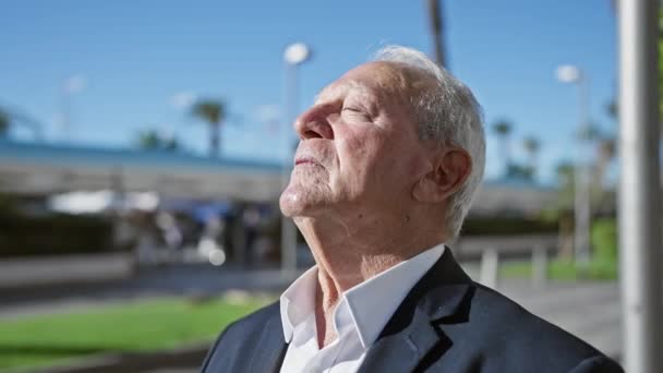 Сбалансированный Пожилой Человек Наслаждается Медитацией Спокойно Дышит Городской Улице Закрытыми — стоковое видео