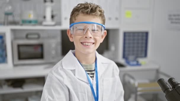 Uroczy Blond Chłopiec Naukowiec Pewnie Uśmiechnięty Podczas Pracy Nad Eksperymentem — Wideo stockowe