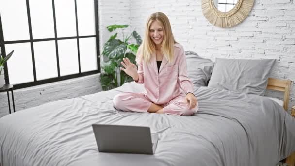 Mladá Žena Růžovém Pyžamu Natažená Posteli Laptopem Moderní Ložnici — Stock video