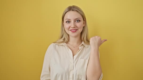 Fröhliche Junge Blonde Frau Die Stolz Steht Und Mit Erhobenem — Stockvideo