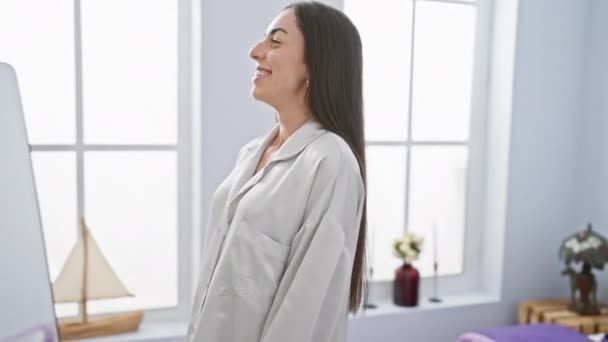Contagiously Szczęśliwy Młoda Latynoska Kobieta Ekspresyjnie Uśmiecha Się Wygodnie Wypoczywając — Wideo stockowe