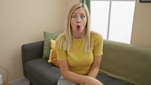 Glada Blonda Unga Kvinna Shirt Förvånad Pekar Bort Stor Överraskning — Stockvideo