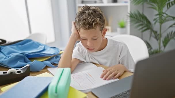 可爱的高加索金发男孩 一个疲惫的学生 在学术的迷雾中 带着笔记本电脑 坐在教室的书桌前 背着一大堆书 笔记和背包 认真地学习 — 图库视频影像