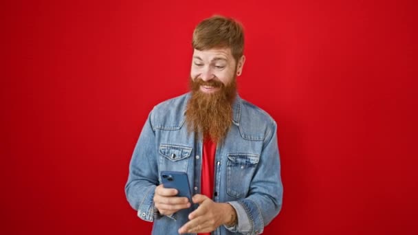 Jovem Ruivo Confiante Feliz Por Fazer Uma Selfie Fixe Com — Vídeo de Stock