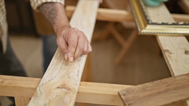 Dois Carpinteiros Confiança Parceria Carpintaria Conduzindo Industriosamente Cravo Uma Prancha — Vídeo de Stock