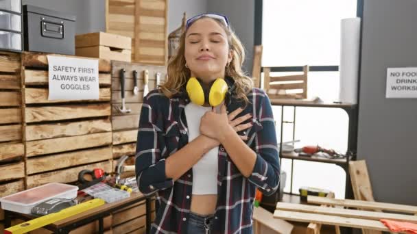 Grateful Gesture Young Beautiful Hispanic Woman Carpentry Enthusiast Smiling Heartily — Stock Video