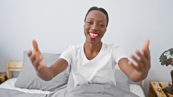 Glada Afrikanska Amerikanska Kvinna Sovrummet Erbjuder Hjälpande Hand Ligger Bekvämt — Stockvideo