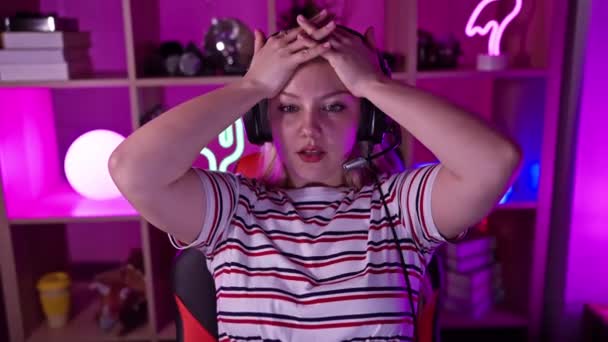 Frustrerad Ung Kvinna Gamer Randig Skjorta Med Headset Neon Lit — Stockvideo