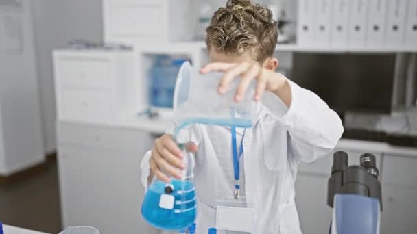 Uroczy Blond Dzieciak Naukowiec Poważnie Zaangażowany Eksperyment Chemiczny Wlewając Płyn — Wideo stockowe
