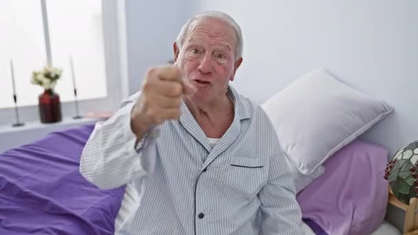 Homme Âgé Frustré Portant Pyjama Assis Sur Lit Dans Chambre — Video