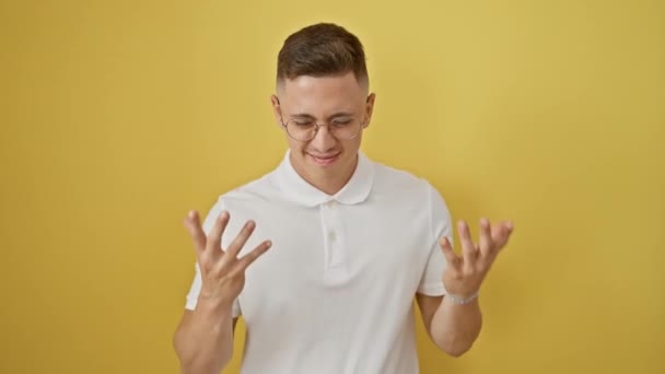 Gestresste Jonge Spaanse Man Met Een Bril Angst Handen Het — Stockvideo