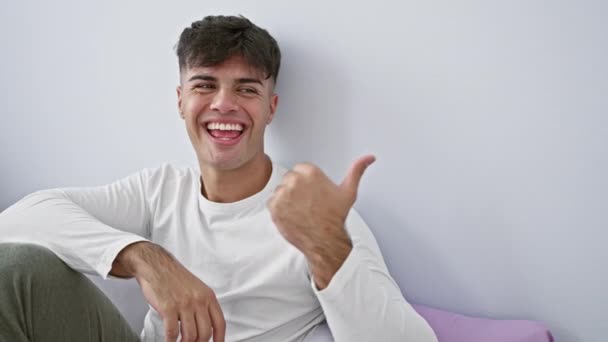 Joyeux Jeune Homme Hispanique Rafraîchissant Pyjama Pointant Délicieusement Pouce Couché — Video