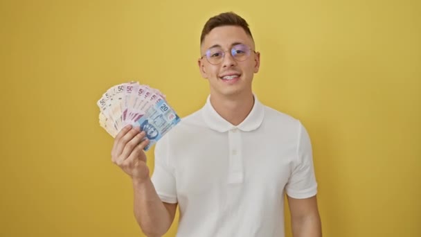 Joven Hombre Hispano Confiado Mostrando Billetes Peso Mexicano Sonriendo Alegremente — Vídeo de stock