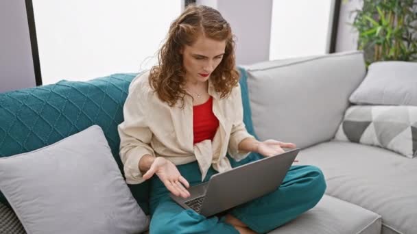 Mladá Vystresovaná Žena Sedící Doma Pohovce Vážně Soustředila Používání Laptopu — Stock video