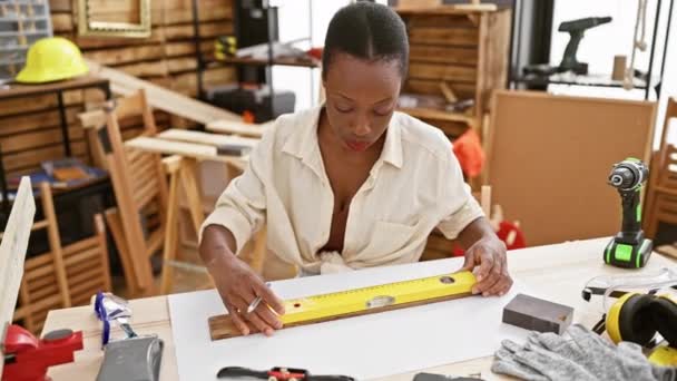 Mooie Afrikaanse Amerikaanse Vrouw Timmerman Meten Houten Plank Een Glimp — Stockvideo