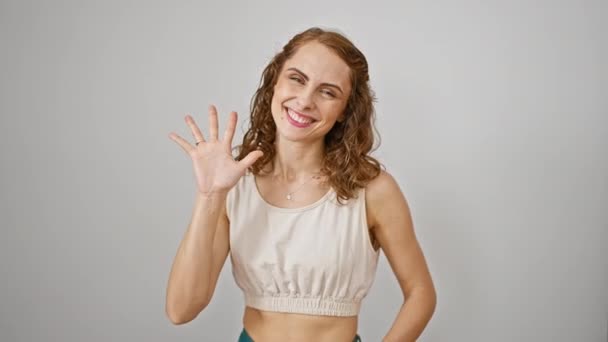 Çekici Genç Bir Kadın Parlak Bir Gülümseme Kendine Güvenen Elini — Stok video