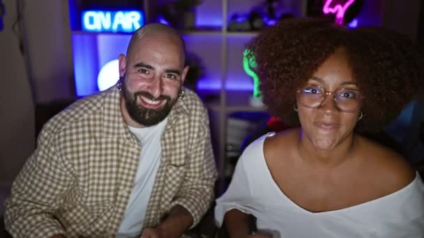 Zwei Lachende Gamer Mann Und Frau Streamen Selbstbewusst Ihr Spiel — Stockvideo
