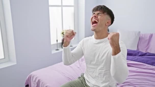 Jovem Hispânico Entusiasmado Pijama Celebrando Sucesso Louco Louco Vencedor Uma — Vídeo de Stock
