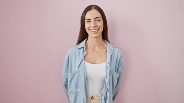 Αυτοπεποίθηση Νεαρή Ισπανίδα Γυναίκα Casual Ρούχα Αναβοσβήνει Ένα Χαμόγελο Toothy — Αρχείο Βίντεο