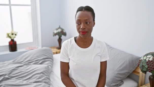 Estressado Afro Americano Mulher Bate Mão Cabeça Frustração Deitado Cama — Vídeo de Stock