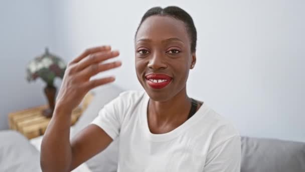 Χαρούμενη Αφροαμερικανή Γυναίκα Που Καλύπτει Ένα Μάτι Χέρι Χαμογελάει Αυτοπεποίθηση — Αρχείο Βίντεο