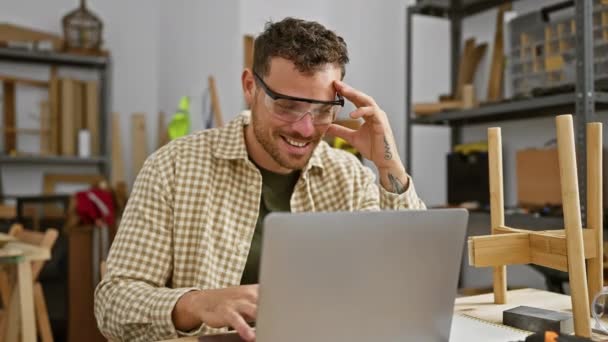 Uśmiechnięty Mężczyzna Okularach Ochronnych Pracuje Laptopie Stolarni — Wideo stockowe