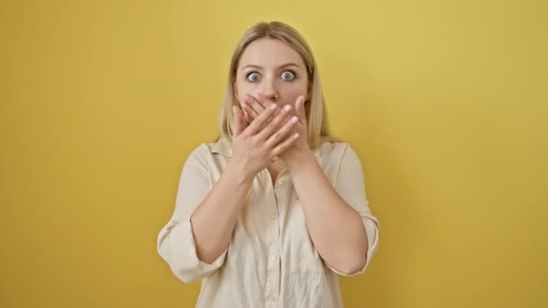 Blond Kvinna Täcker Munnen Chock Häpnadsväckande Misstag Släppte Lös Överraskning — Stockvideo